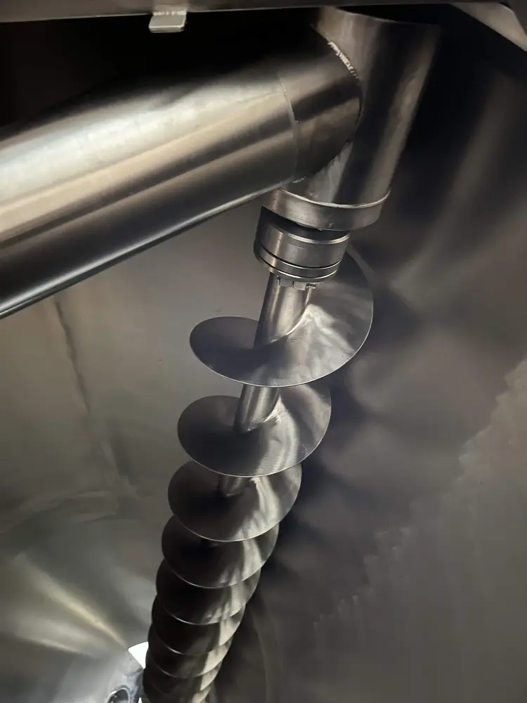 Vertikální míchací zařízení pro míchání koření